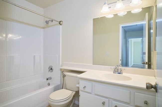 Building Photo - Lovely 3 Bedroom Home!