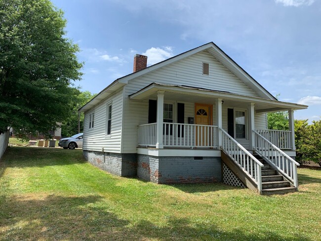 Primary Photo - Must see this Adorable 2 bedroom 1 bath ho...