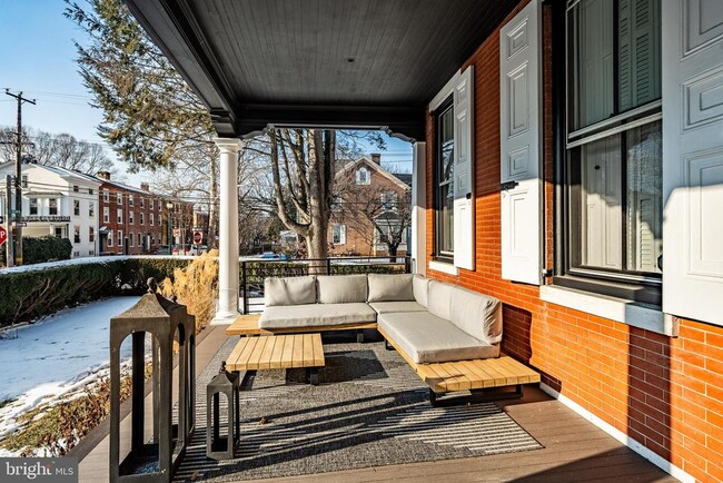 Building Photo - 305 S Walnut St