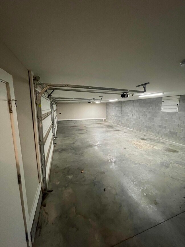 Building Photo - 114 9th Cir S