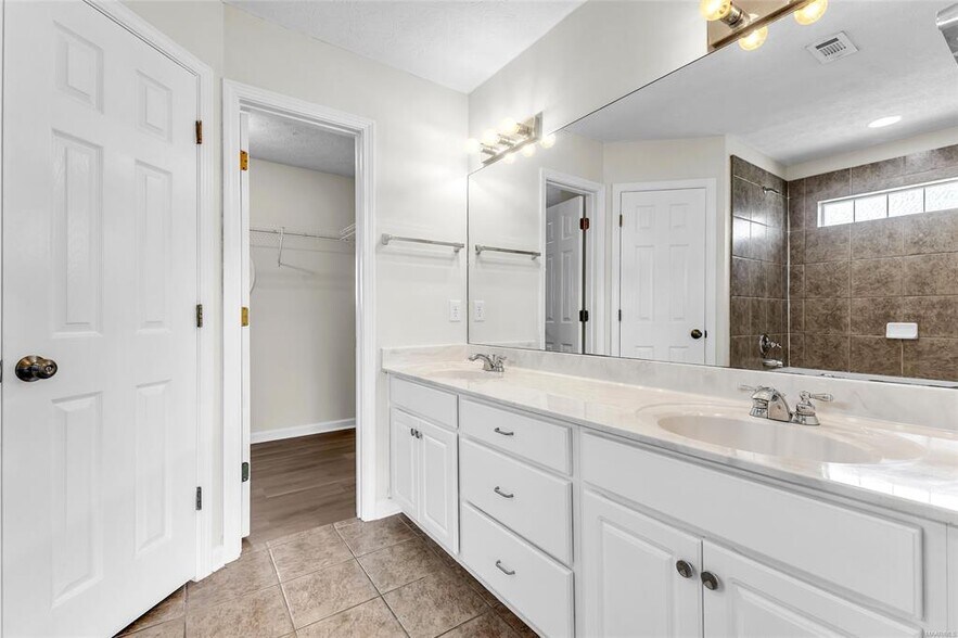 Building Photo - 3925 Claiborne Cir