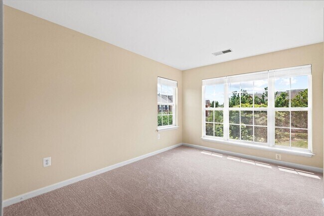 Building Photo - Modern Comfort Meets Convenience, Close to...