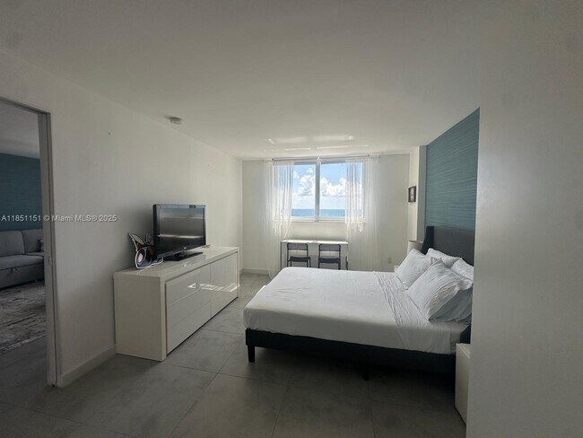 Building Photo - 345 Ocean Dr