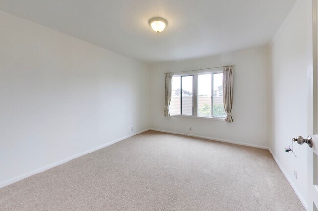 Building Photo - Bright Corner Home with Family Room, Yard & Laundry in Prime Sunset Location!