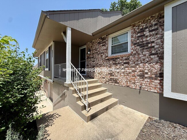 Building Photo - Spacious home with so many updates!  3 bedroom 2.5 baths in Blue Springs