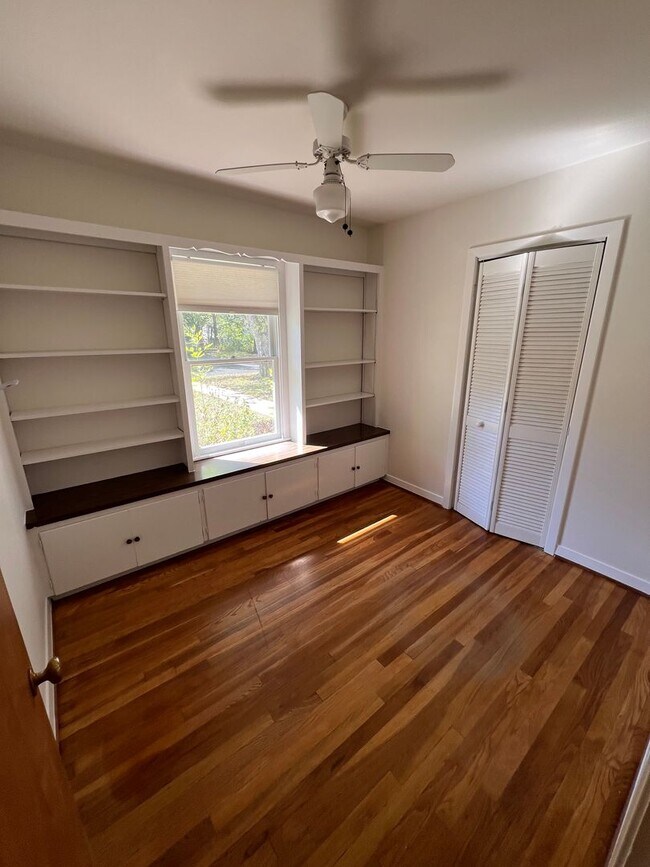 Building Photo - Brentwood Bungalow New to the Market!