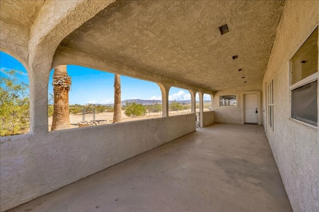 Building Photo - 2 Bedroom Home on 1.8 Acre Lot
