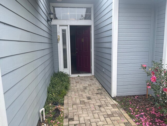 Building Photo - Great Location and No Lawn Work!
