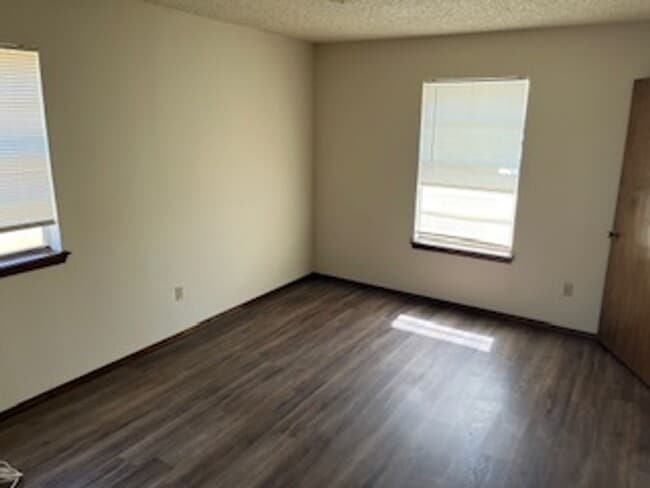 Building Photo - Hot Rental