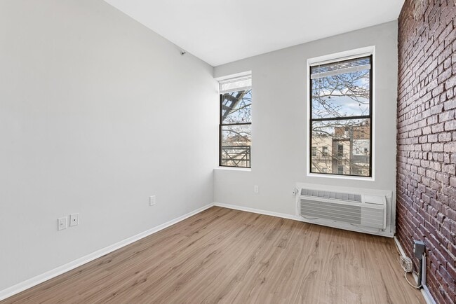 Building Photo - 308 Madison St