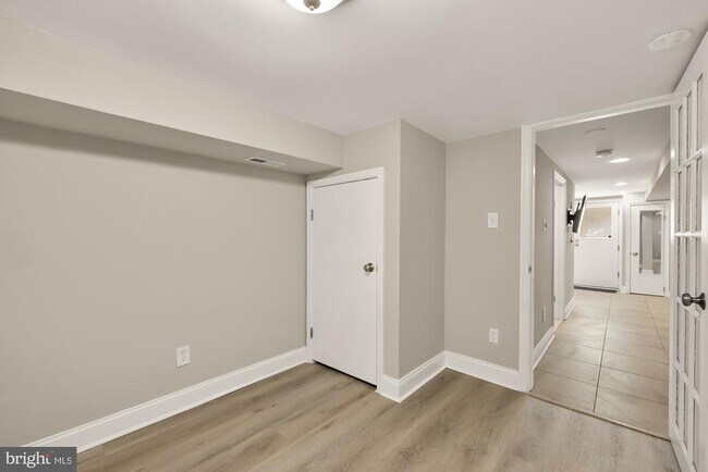 Building Photo - 912 I St NE