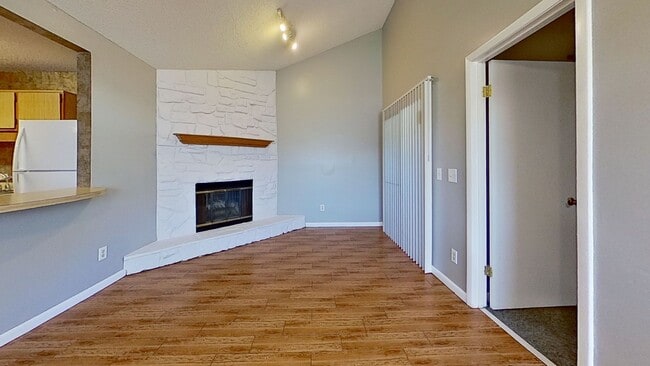 Building Photo - Great 3/2 patio home available now!