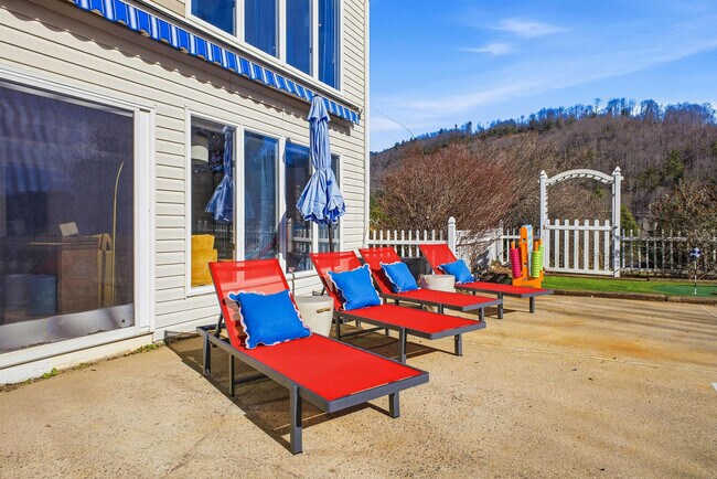 Building Photo - 12 Apple Tree Way