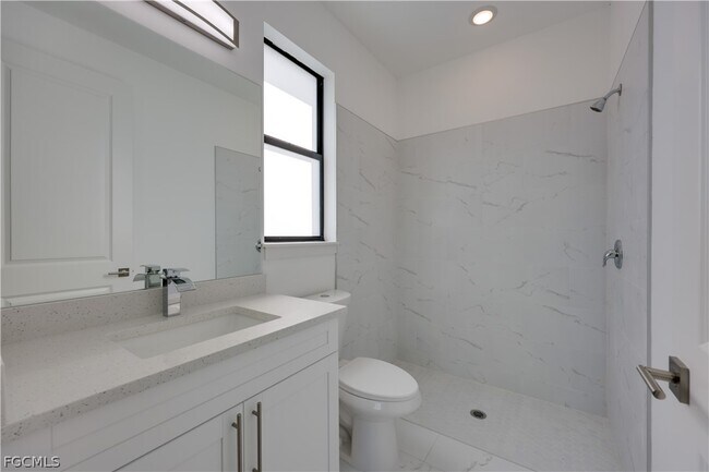 Building Photo - 714 W 12th St