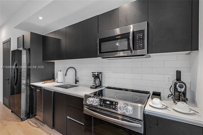 Building Photo - 398 NE 5th St