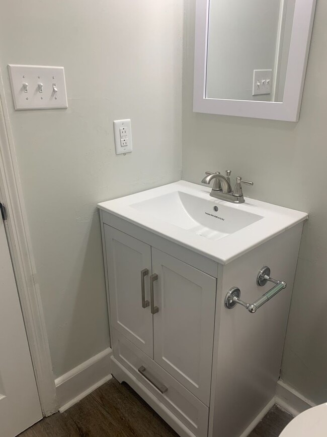 Building Photo - Two Bedroom, One Bath Duplex in Havelock