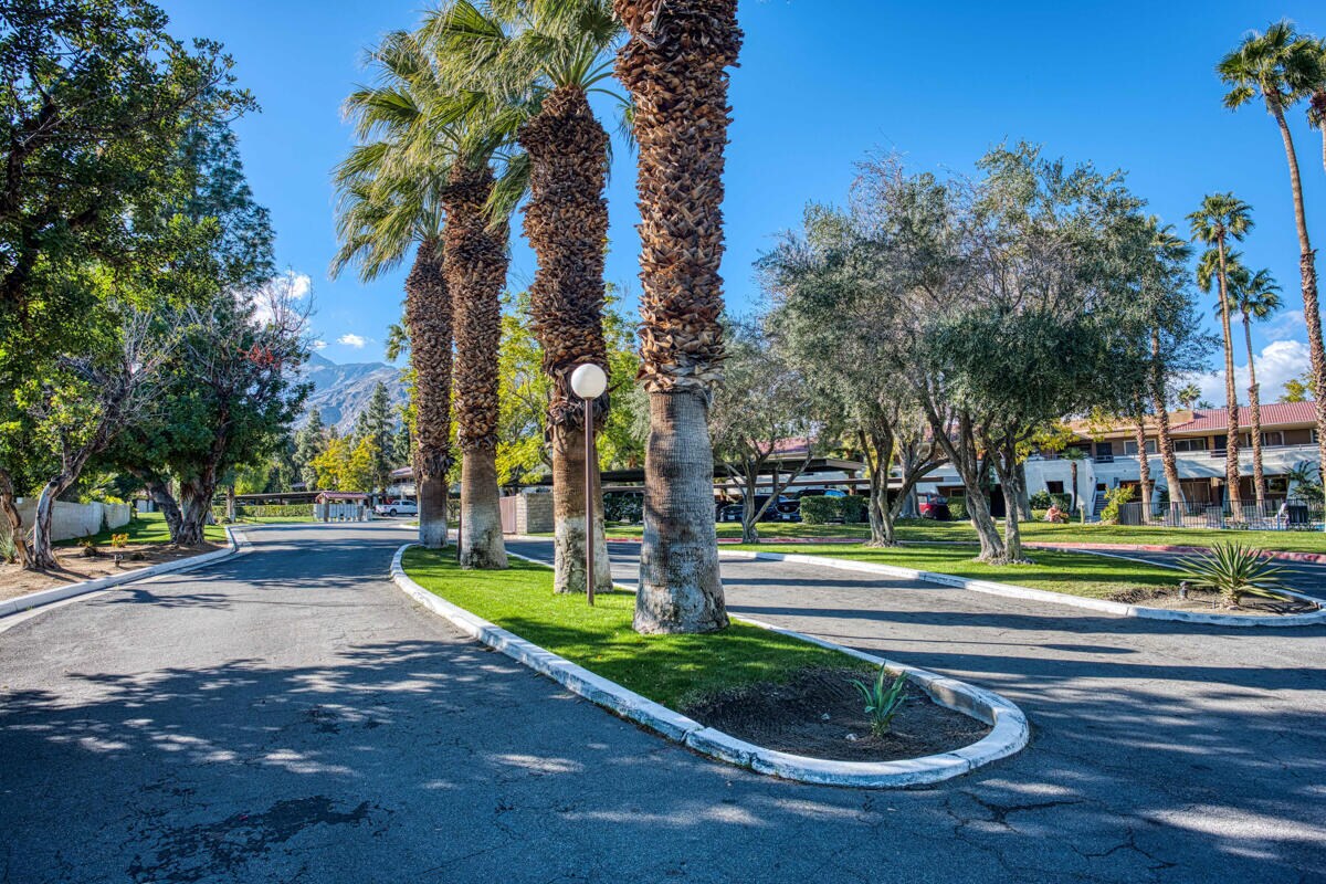 Roadway View - 420 N Villa Ct