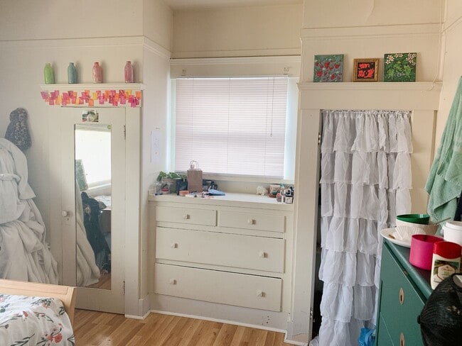 Building Photo - PRELEASING: Bay view 4 Bdrm/1.5 bath on High St!