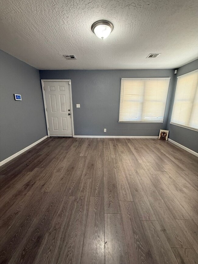 Building Photo - Charming 2-Bedroom Home in Prime Wichita L...