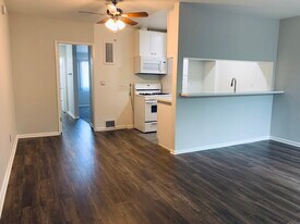 Building Photo - 14033 Burbank Blvd