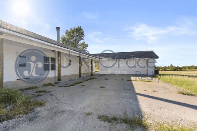Building Photo - 740 N League Ranch Rd