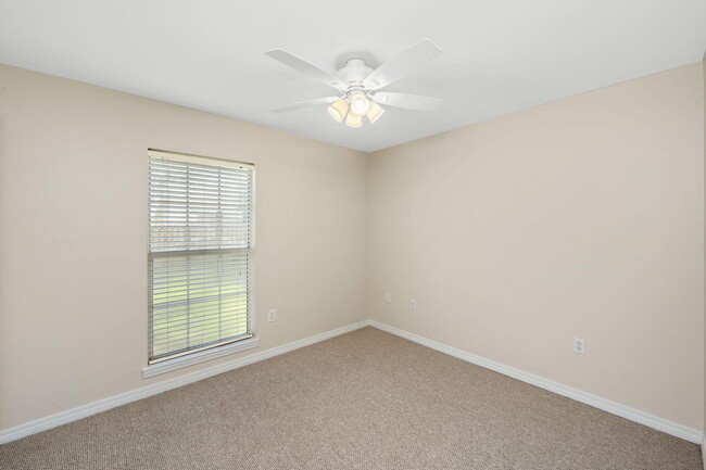 Building Photo - 305 Parkwood Pl