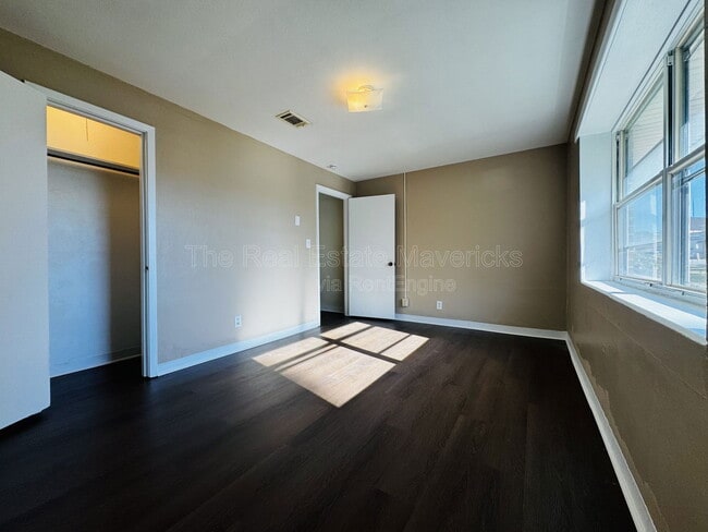 Building Photo - 5601 Belaire Dr