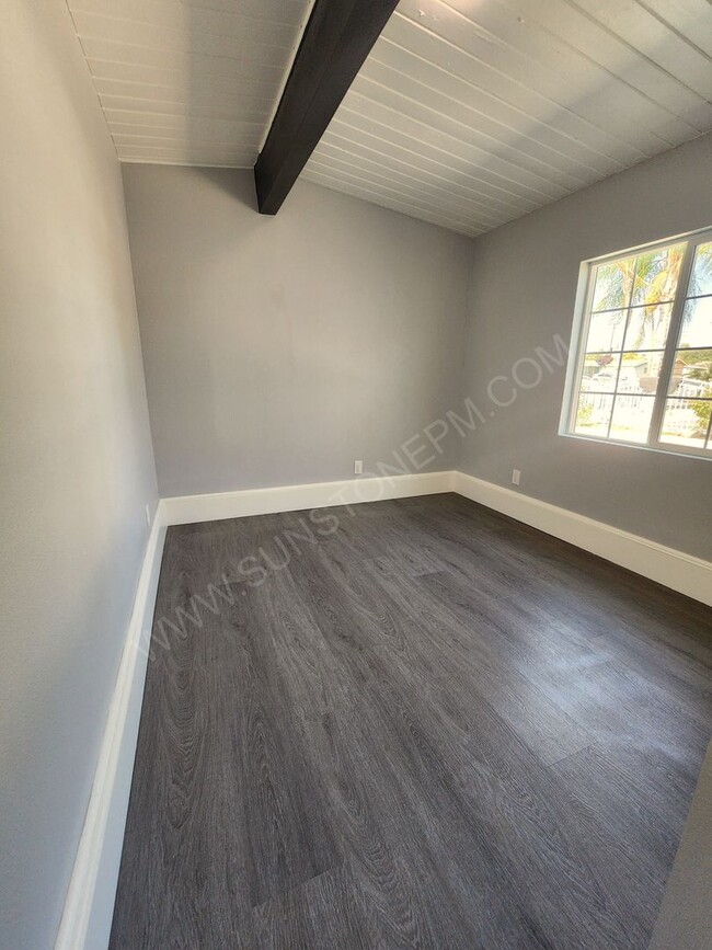 Building Photo - 2 Bedroom, 1 bathroom