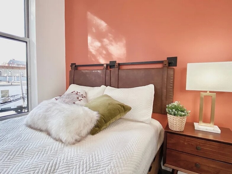 Building Photo - Furnished room/NOT APARTMENT