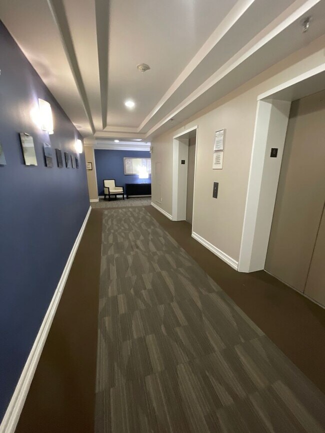 Building Photo - Newly Renovated Condo in the heart of Down...