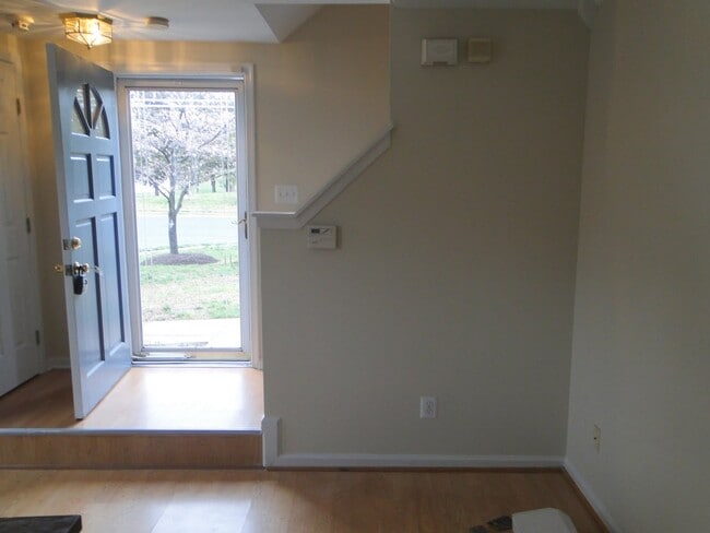 Building Photo - 2 bedroom Town Home 1.5 bath