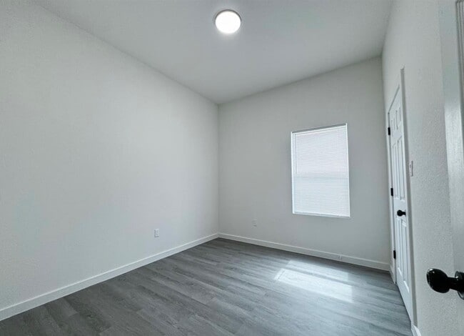 Building Photo - 328 Clearwater St