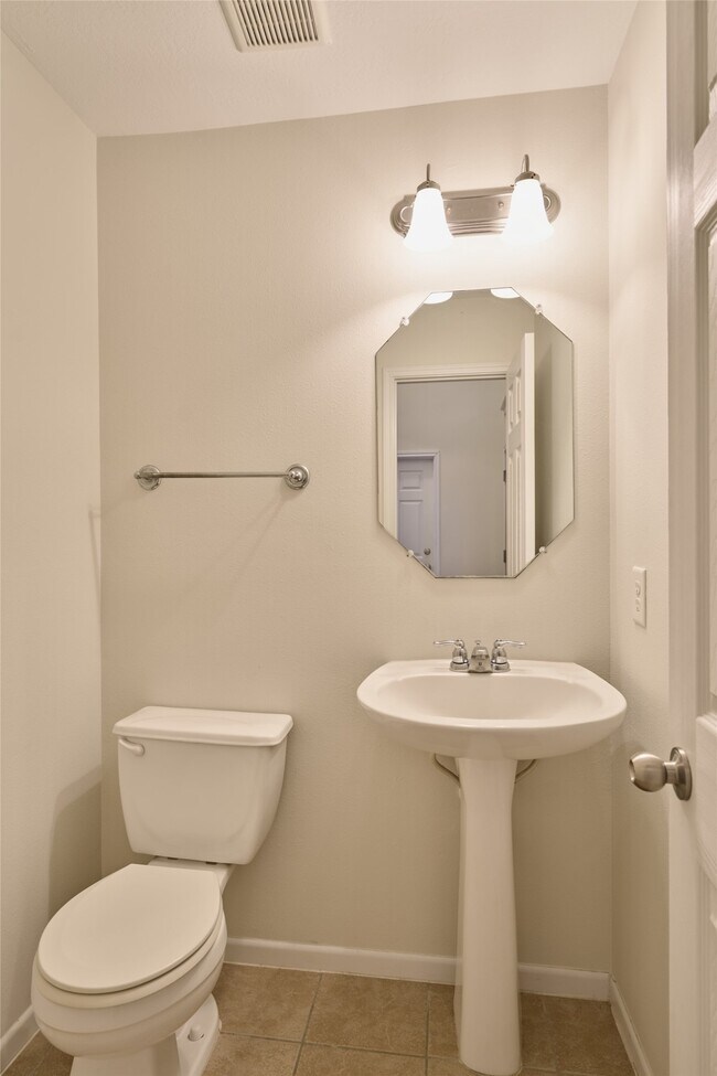 Building Photo - 12515 Lakeshore Dr