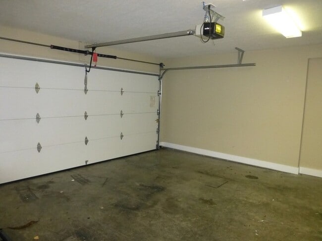 Building Photo - Spacious 3-Bed, 2-Bath Townhouse with Bonus Room & 2-Car Garage in North Knoxville