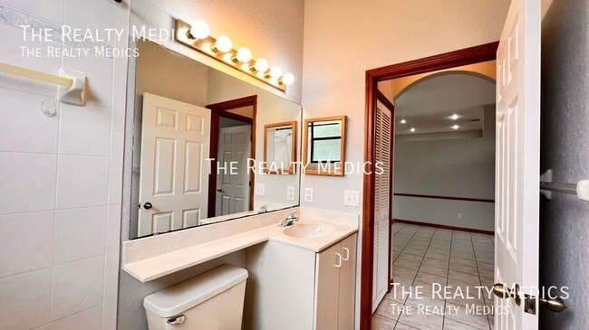 Building Photo - 2372 Sunnyview Dr
