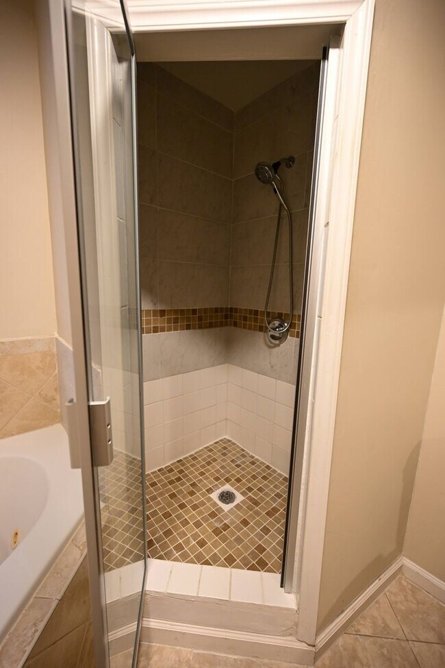 Building Photo - Stunning 3BR / 3BA Home on 2.48 Acres – Hillsborough, NC