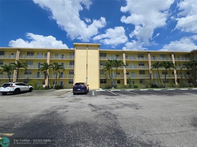 Building Photo - 9949 Sandalfoot Blvd
