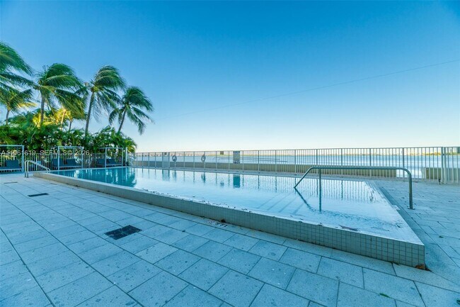 Building Photo - 700 NE 25th St