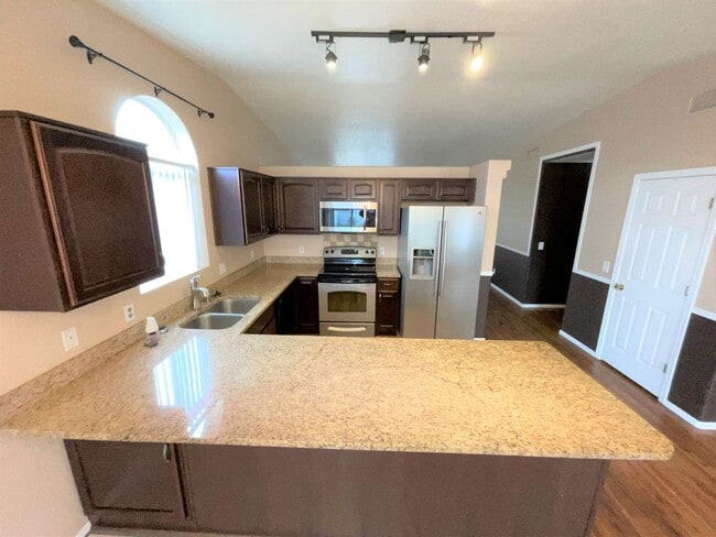 Building Photo - Pool and spa with Mountain views