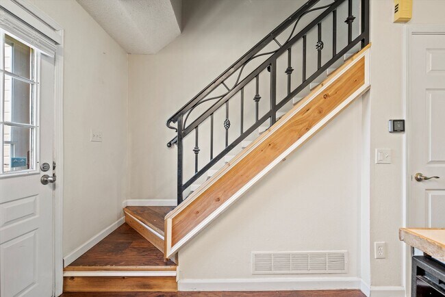 Building Photo - 1683 S Blackhawk Way