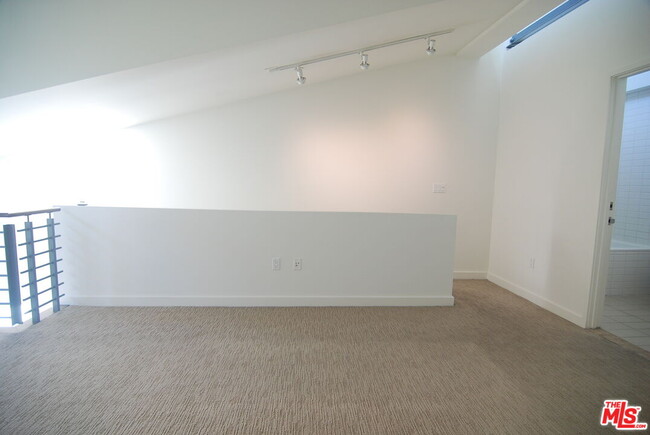 Building Photo - 940 E 2nd St