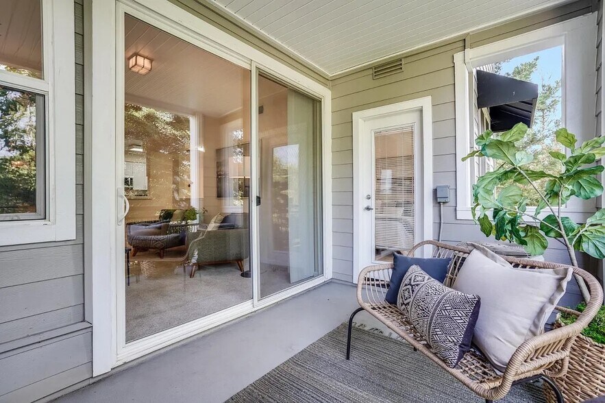 Building Photo - 1982 W Bayshore Rd