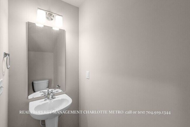 Building Photo - Stunning 4-bedroom, 2.5-bathroom home located in the vibrant city of Charlotte, NC.