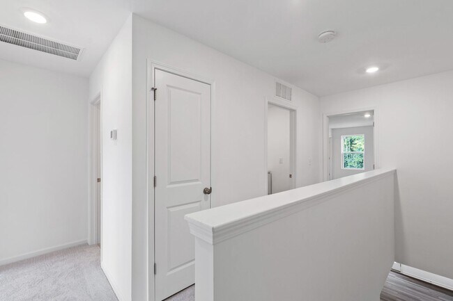 Building Photo - Limited-Time Offer: Modern 3-Bedroom Townh...