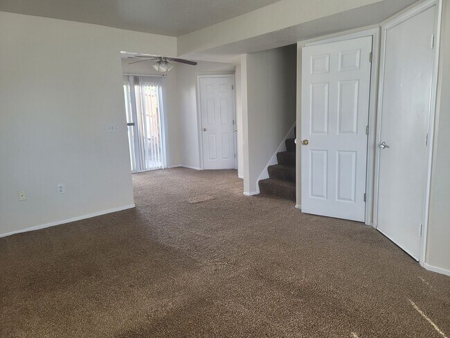 Building Photo - 3 Bedroom Town Home in Magna
