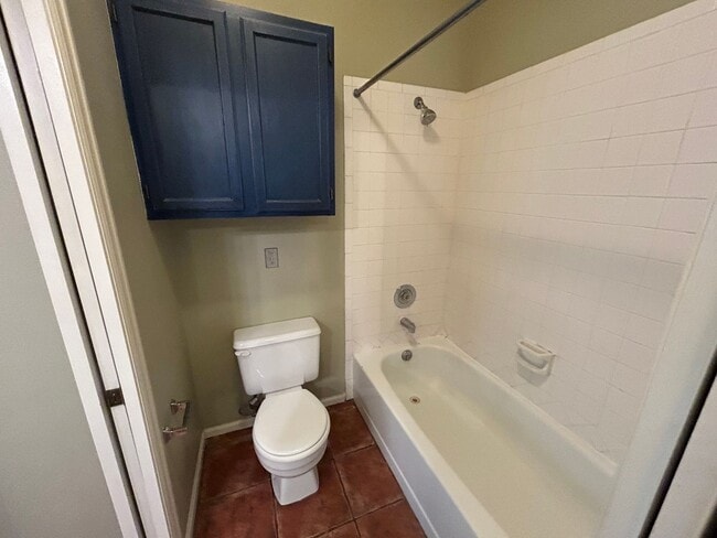 Building Photo - 2 Bed/ 1.5 Bath Home