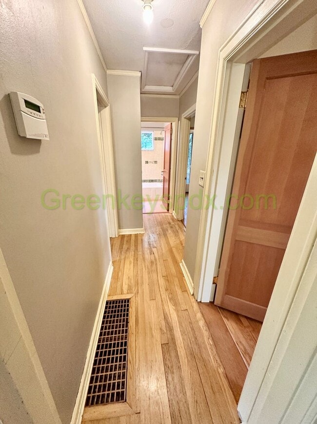 Building Photo - Cute 2-Bedroom Cottage by OHSU on the Hill...