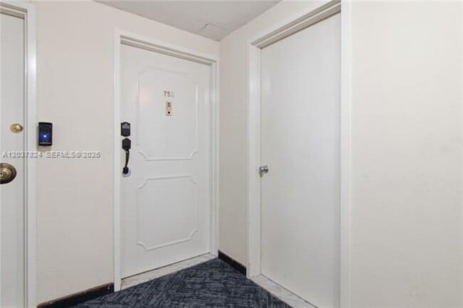 Building Photo - 801 Brickell Bay Dr