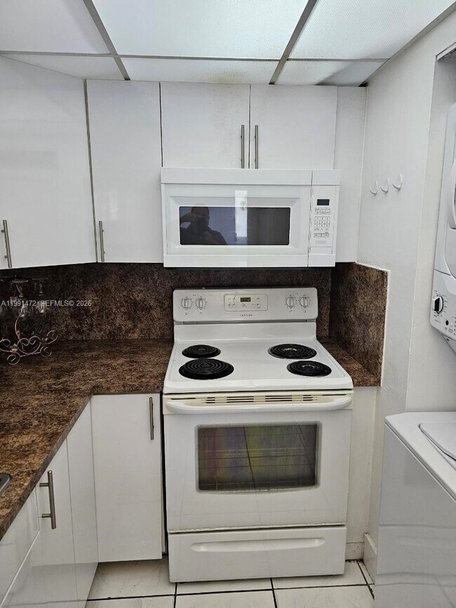 Building Photo - 10090 NW 80th Ct