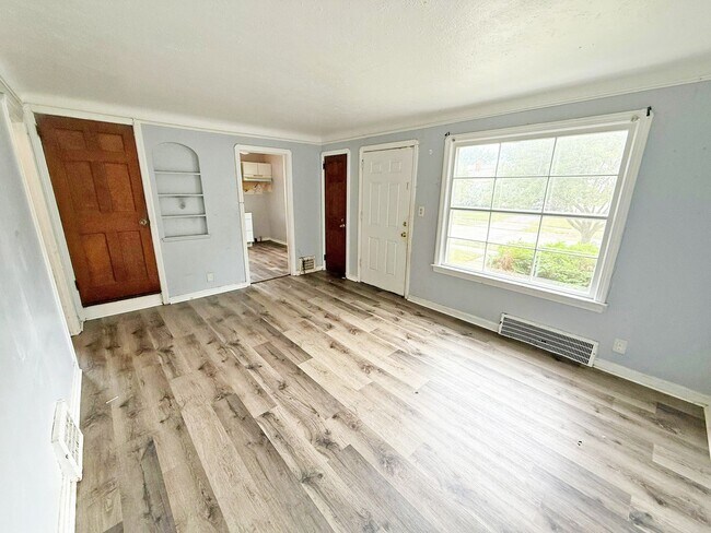 Building Photo - 3 BED 1.5 BATH BEAUTIFUL SINGLE FAMILY HOM...